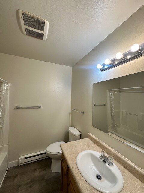 Building Photo - First floor, newly updated, 2 bedroom, 1 bathroom apartment near transportation