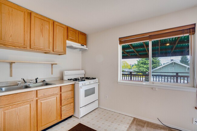 Building Photo - 9018 2nd Ave S, Seattle, WA 98108 $2,500 P...