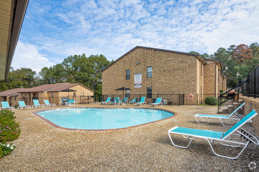 Pool - Chevy Chase Apartments