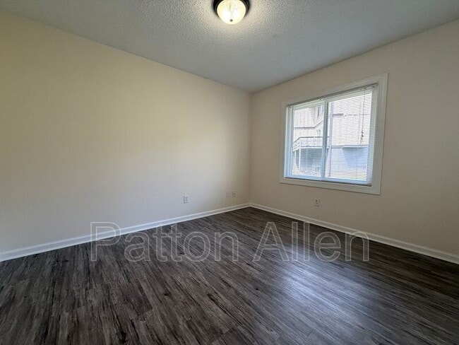Building Photo - 28 Dawnwood Cir