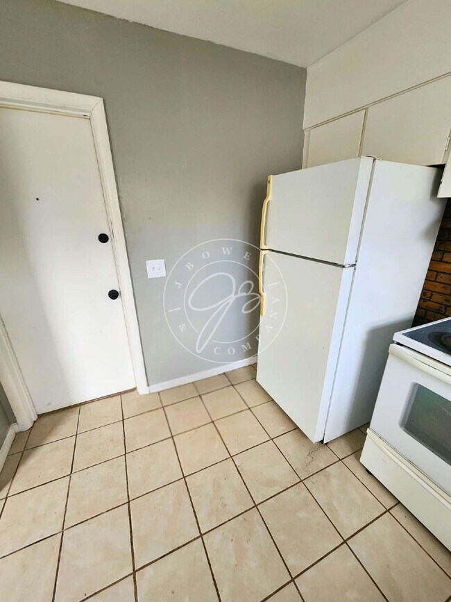 Building Photo - Charming 1-Bed with Spacious 1050 Sq Ft Layout in Toledo's Heart!