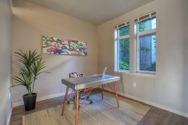 Building Photo - Roomy Townhouse in Downtown Burien, Excellent Walkable location!