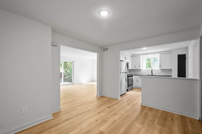 Building Photo - MOVE IN TODAY! 2-BEDROOM IN THE HEART OF C...