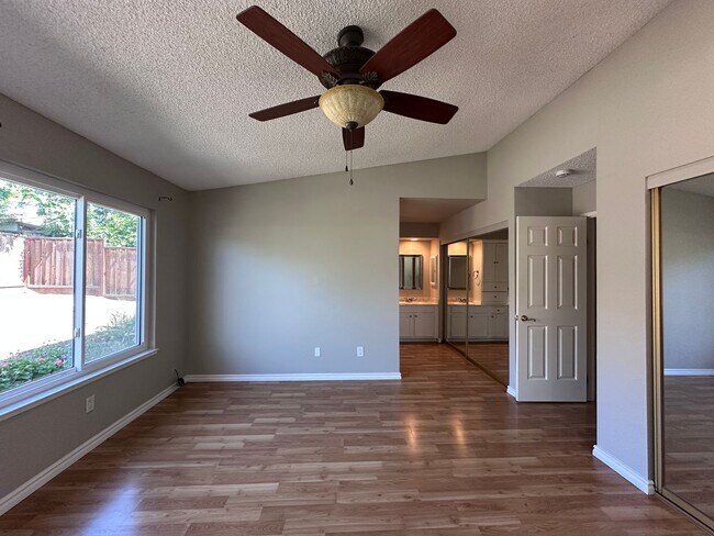 Building Photo - THIS is YOUR home, stunning 4/2 w/ AC, near Foothills