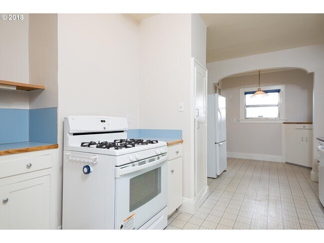 Building Photo - Hollywood District Home - 3 Bdrm 2 bths, 2290 sq. ft.