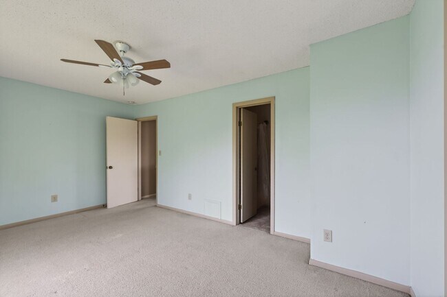 Building Photo - Fabulous Chesapeake Bay Location - Steps to Beach!