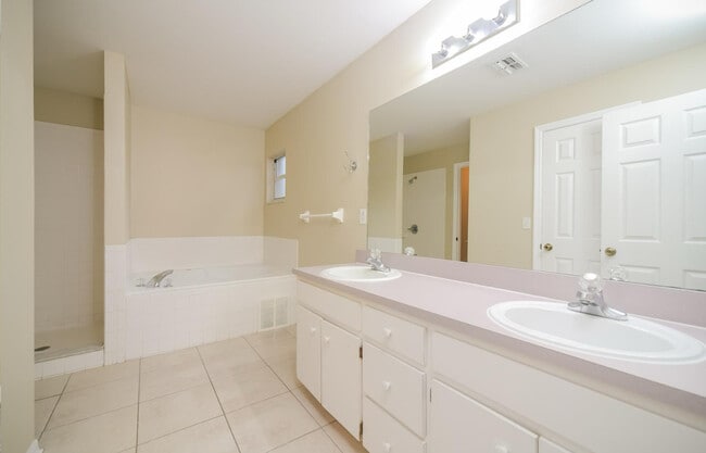 Building Photo - 920 W Lake Cannon Dr NW