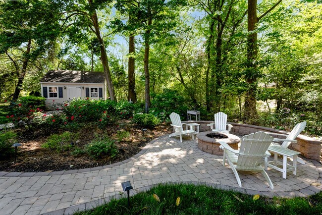 Building Photo - A rare estate-style rental in Thoroughgood