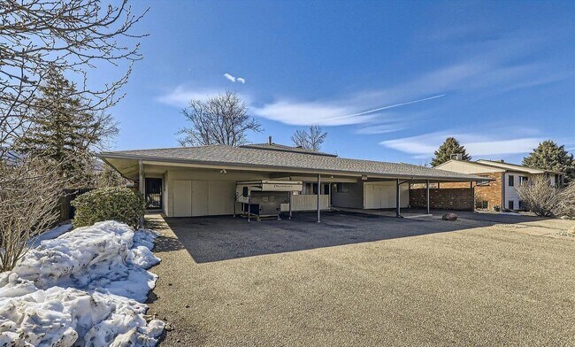 Building Photo - 425 Manhattan Dr