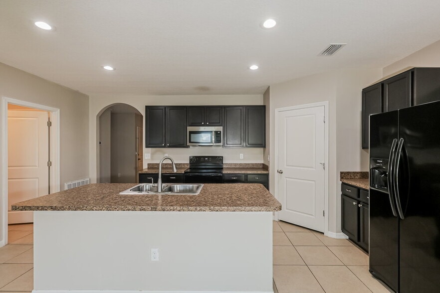 Building Photo - 36618 Goffaux Loop