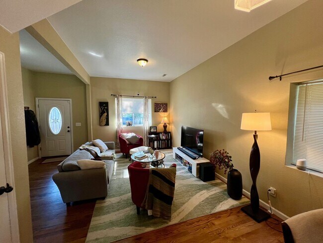 Building Photo - Santa Fe Arts District Gem, 3bed x 2 bath