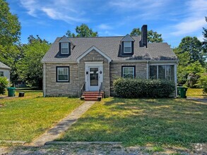 Building Photo - Beautifully Updated Montrose Gem: 3 Bed, 2...