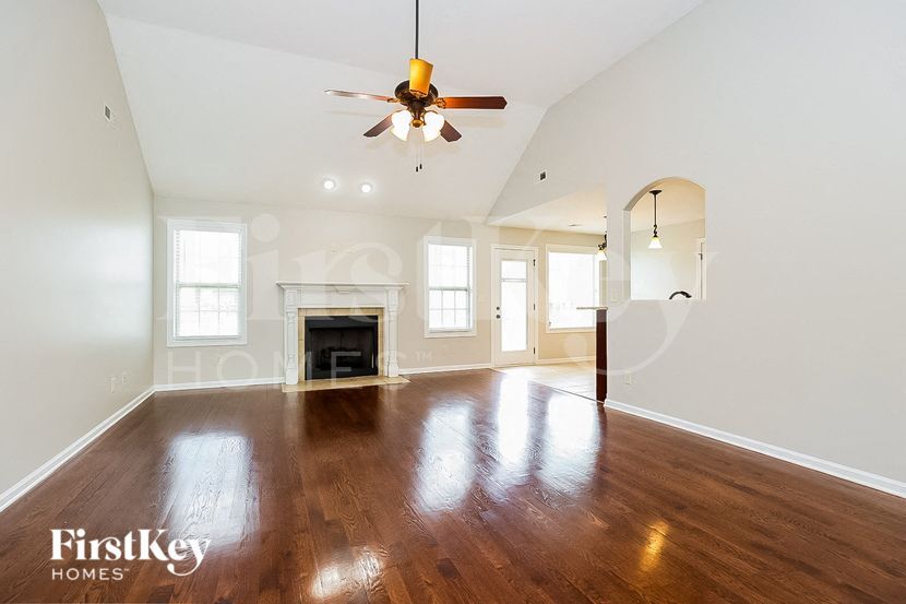 Building Photo - 698 Ellie Nat Dr