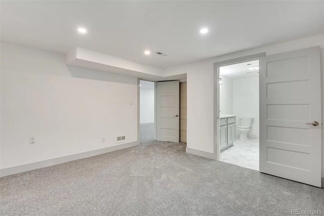 Building Photo - Gorgeous 5 Bedroom 2 1/2 Bathroom Littleto...