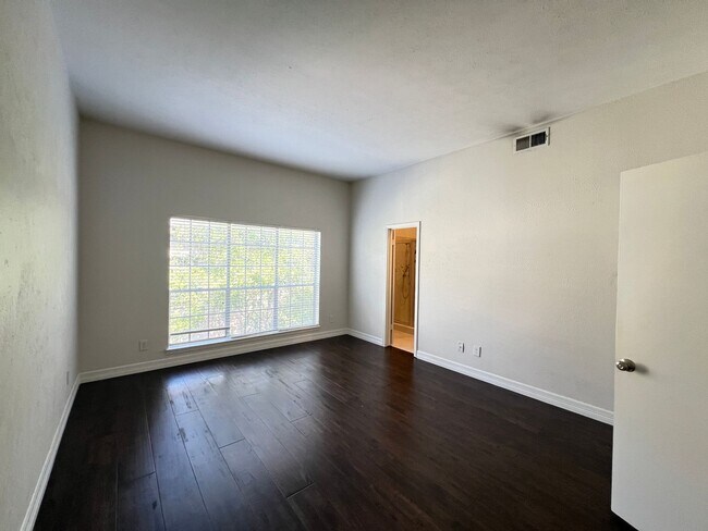 Building Photo - 10432 High Hollows Dr