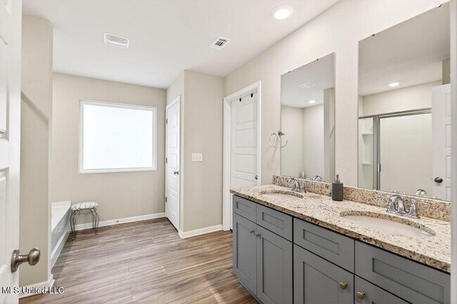 Building Photo - 1086 Enclave Cir