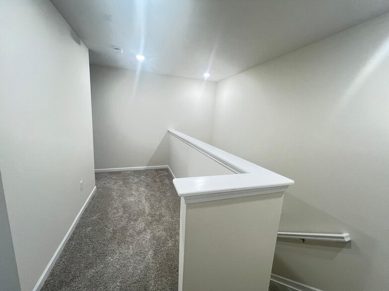 walkway on second floor - 6527 Wheatly Rd