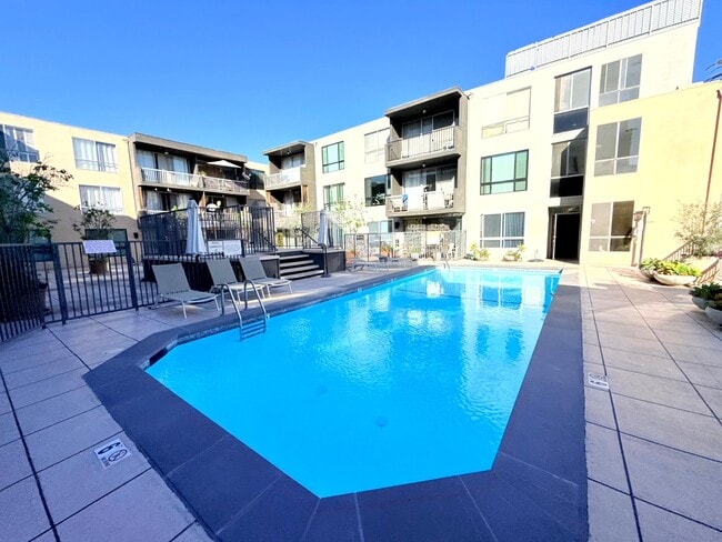 Building Photo - ***MOVE-IN SPECIAL 2 WEEKS FREE RENT***Beautiful Renovated Spacious Courtyard One Bedroom with pa...