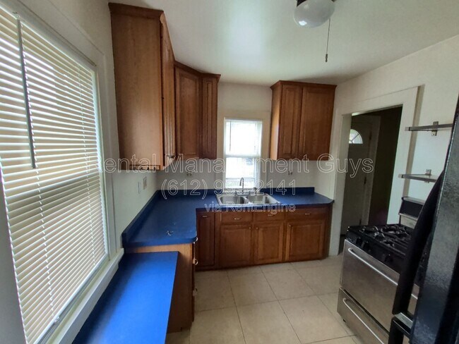 Building Photo - 1801 N Thomas Ave