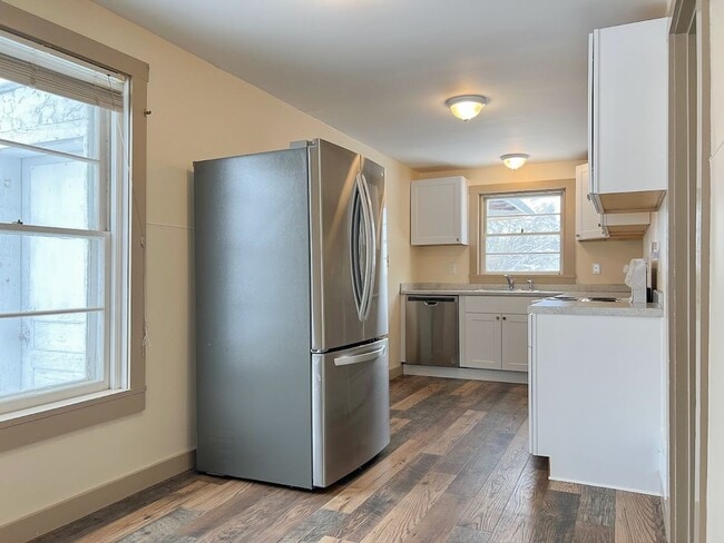 Building Photo - 3 bed/ 1 bath Single Family Home on Coffeen!