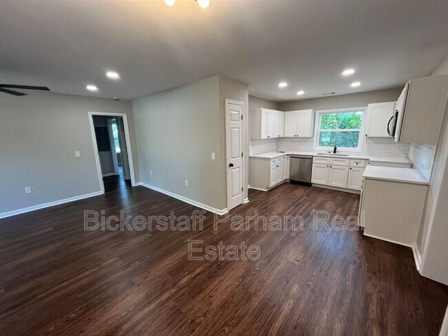 Building Photo - 2102 Somerset Ave
