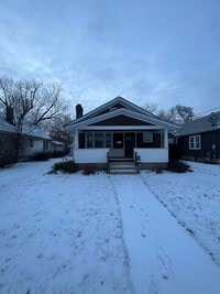 Building Photo - 3 bedroom home available in Rockford