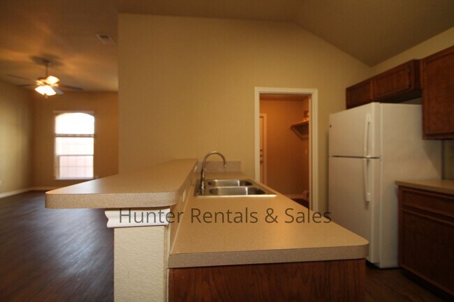 Building Photo - Spacious Duplex!