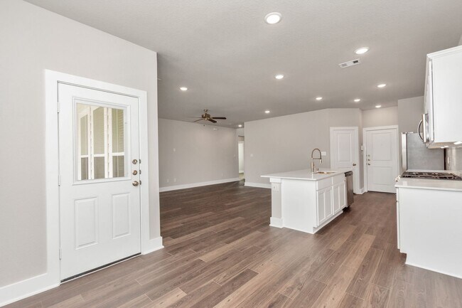Building Photo - The Live Oak – Where Comfort Meets Conveni...