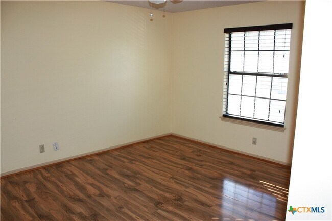 Building Photo - 421 Watts Ln