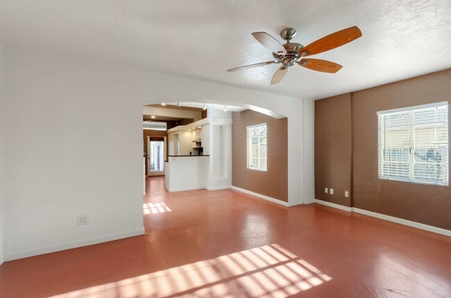 Building Photo - University Bungalow