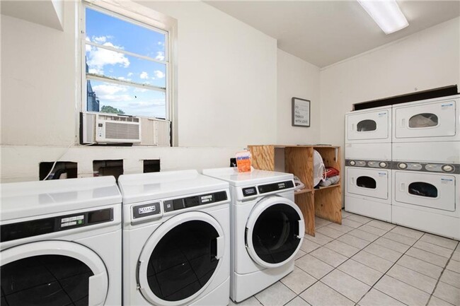 Building Photo - AVAILABLE NOW: 1 BR / 1 BA - Heart of Soco - SS Appliances - Minutes from DT