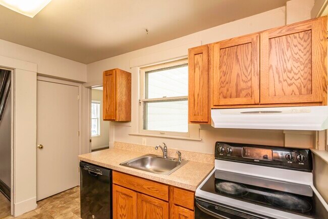 Building Photo - 831 Brookwood Pl