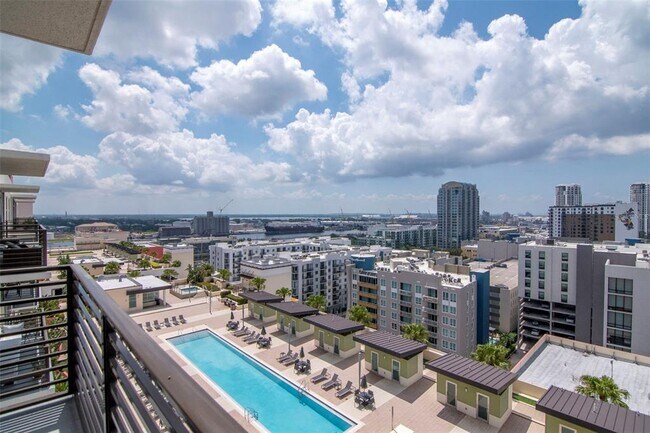 Building Photo - 1120 E Kennedy Blvd