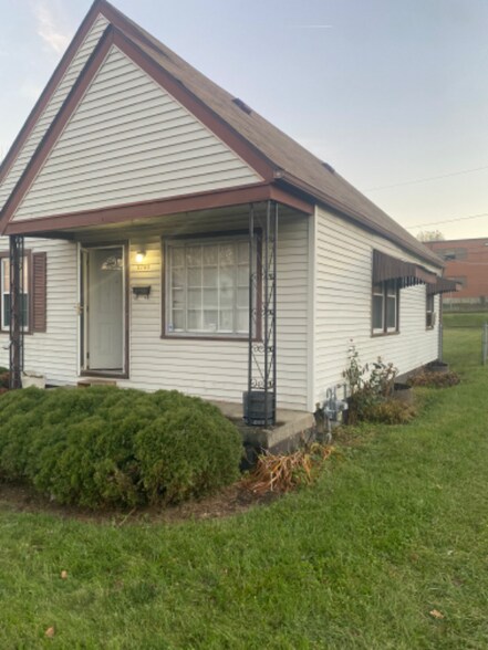 Building Photo - 3740 W 2nd St