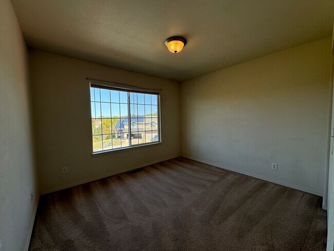 Building Photo - Spacious 3-Bedroom Duplex Located within Close Proximity to Fort Leonard Wood!