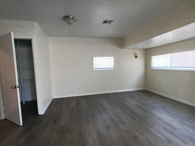 Building Photo - Freshened up ready for new tenants! Section 8 approved