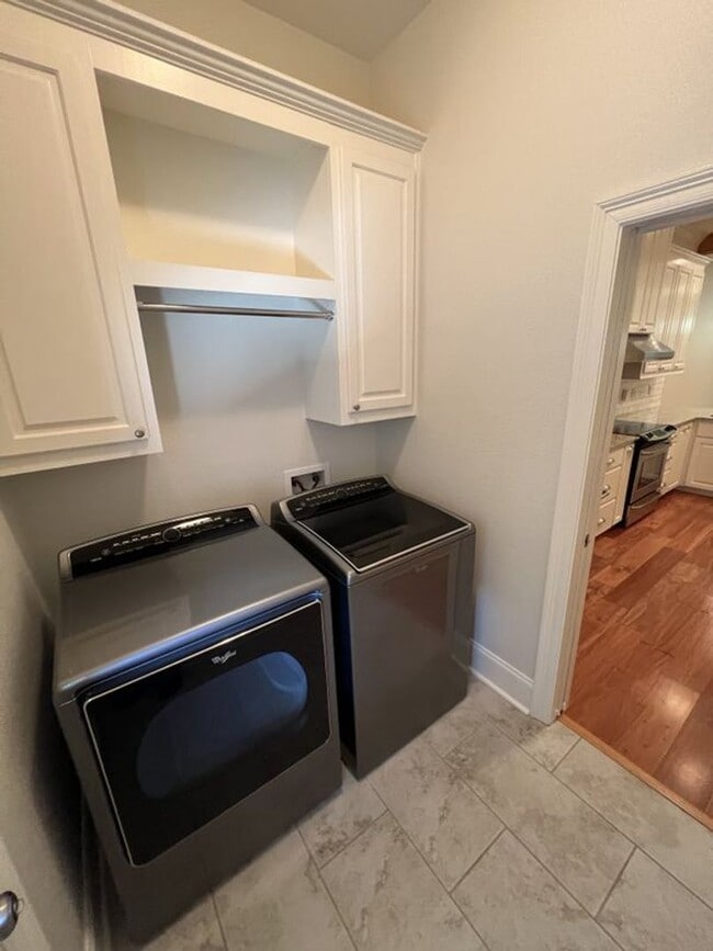 Building Photo - Trendy, 2 bedroom, 2 bathroom townhouse lo...