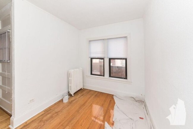Building Photo - 3 bedroom in Chicago IL 60657