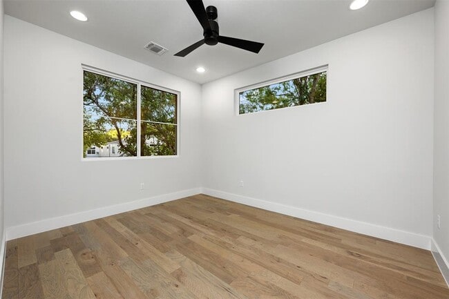 Building Photo - 407 El Paso St