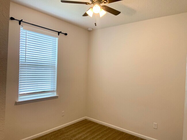 Building Photo - 816 Redtail Ln