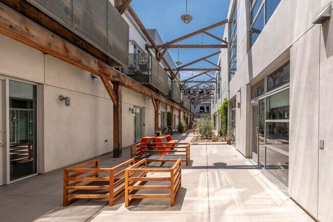 Primary Photo - 527 Molino St