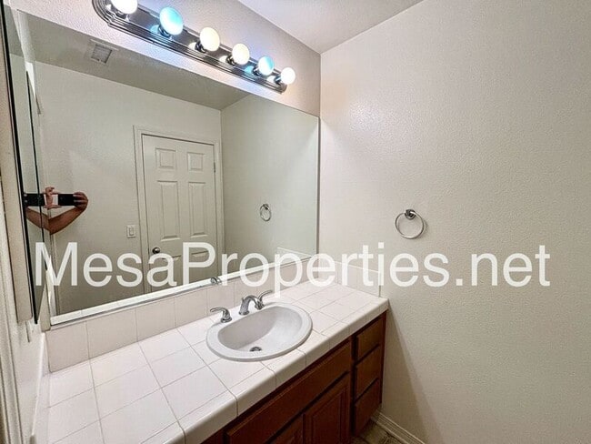 Building Photo - 7401 Roundhill Pl