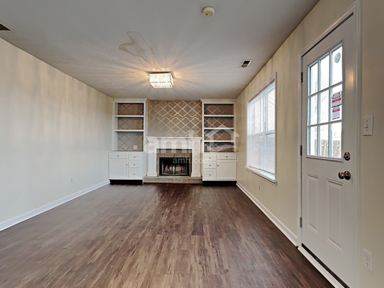 Building Photo - 17895 Grassy Knoll Dr