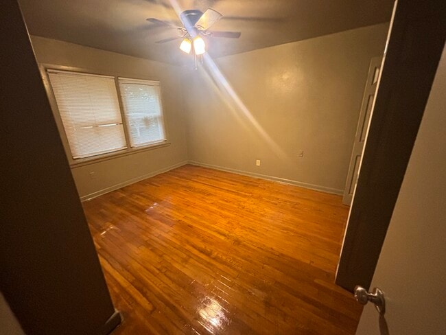 Building Photo - 915 Mapole Ave
