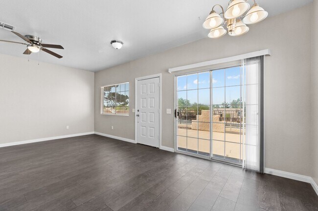 Building Photo - Gorgeous 2 Bedroom Townhome with attached ...