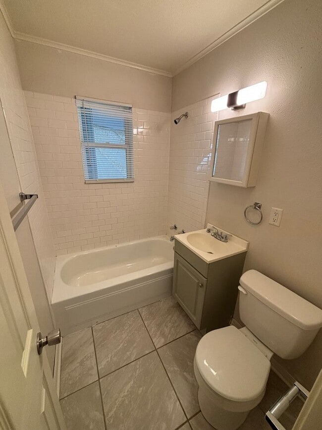 Building Photo - Quaint 2-Bedroom Duplex in Fayetteville!
