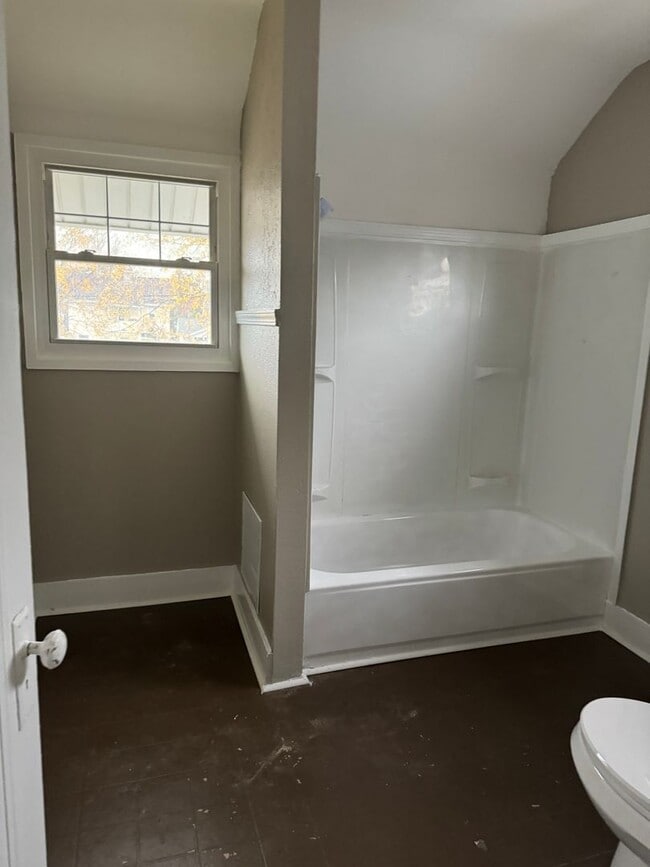 Building Photo - Bonus room