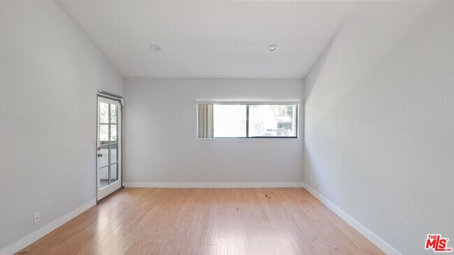 Building Photo - 1666 Palisades Dr