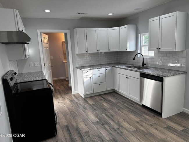 Building Photo - 3905 E 13th St