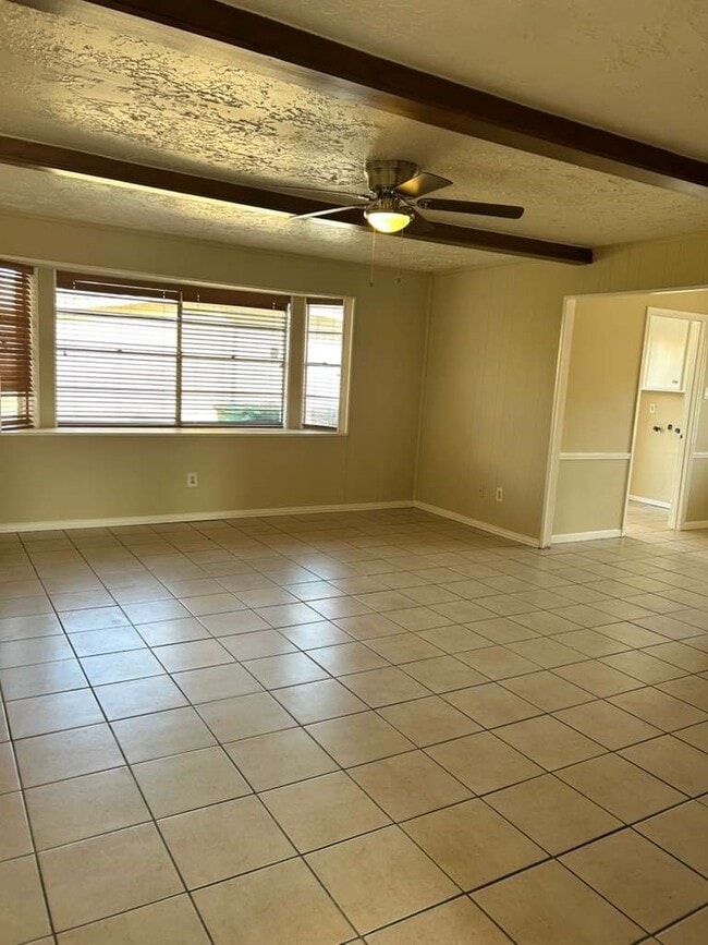 Building Photo - 12322 South Dr